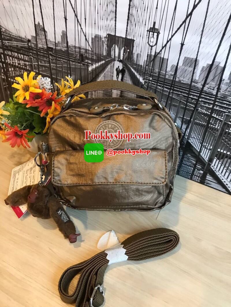 Kipling Messenger Nylon Bag กระเป๋าสะพายทรงเหลี่ยมขนาดมินิ สามารถถือ/สะพายสายคู่ สะพายสายเดี่ยวและสะพายเป้ มีหลายช่องใช้งาน ด้านหน้าเป็นช่องเล็กใส่ของจุกจิก ซิปคู่ด้านหน้าภายในมีช่องเล็กแยกเป็นสัดส่วน ซิปเดี่ยวด้านหลังกว้างเพิ่มช่องใส่ของได้อีก1ช่อง ขนาดก