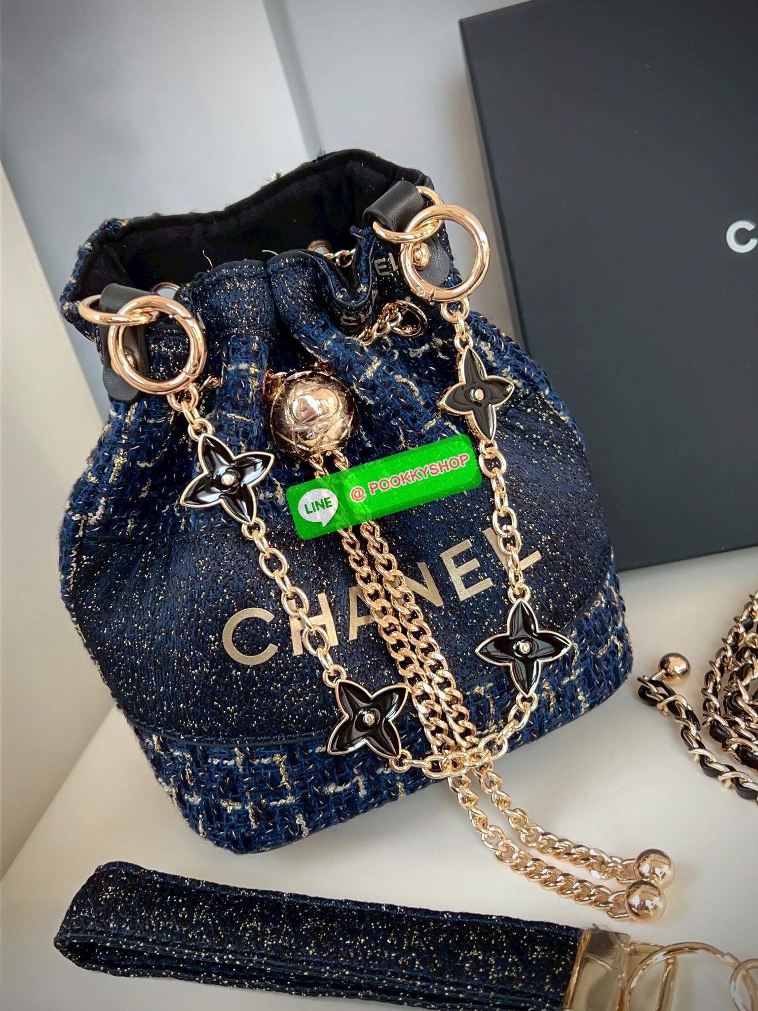NEW NEW NEW **สินค้าเข้าใหม่** รุ่นนี้บอกเลยว่าสวยทุกอนุ หิ้วไปไหนมาไหนคือเริ่ดไปเลยค่าา CHANEL BUCKET TWEED WITH CHAIN BAG ((Premium gift make up ตปท.)) มีป้ายNot for sale 🔖พร้อมส่งค่าสาวๆ รอบนี้ได้มาไม่เยอะ! กับกระเป๋าขนาดกลางกำลังดี วัสดุผ้าTwe