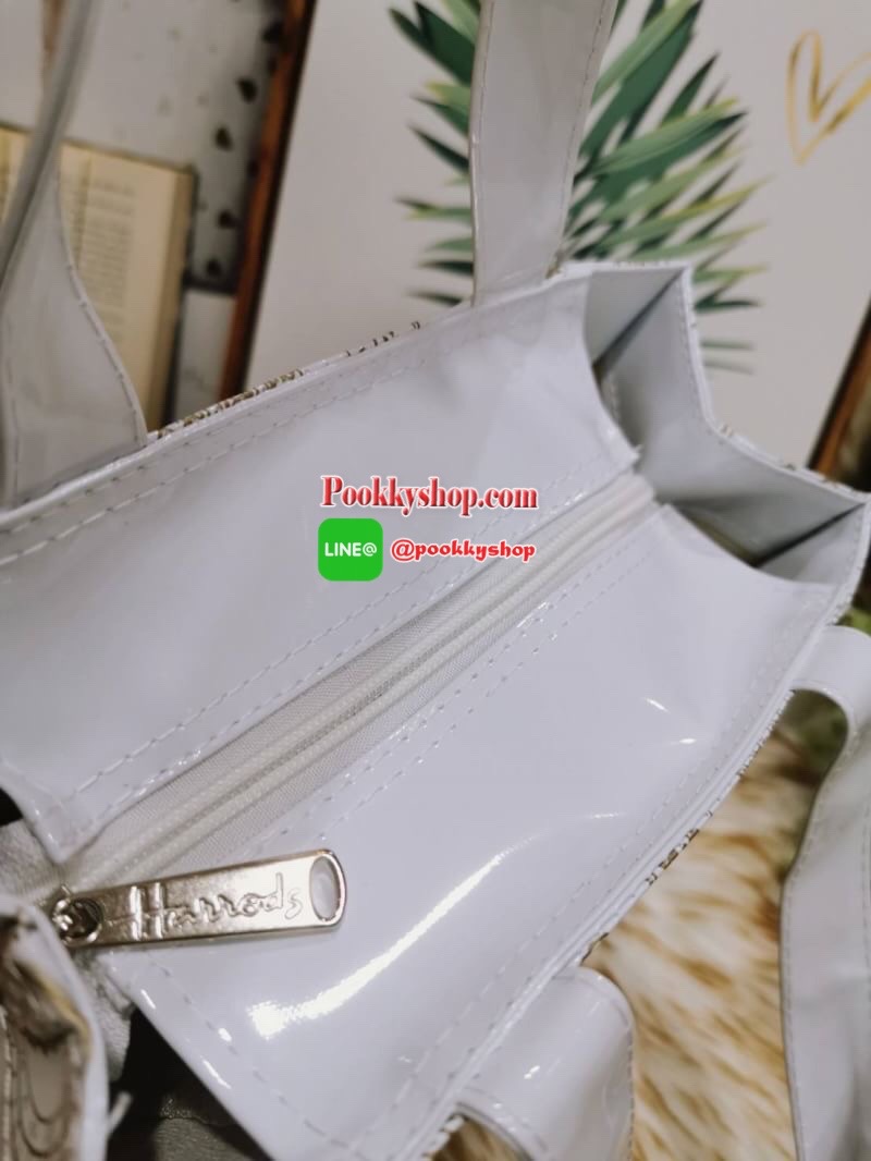 ลายนี้เข้าแล้วนะคะ! พร้อมส่งไอเท็มยอดนิยม! Harrods London Top-handle Shopping Bag กระเป๋า Shopping แบรนด์ดังจากอังกฤษรุ่นยอดนิยมวัสดุ PVC+Polyester 100% ของแท้เนื้อหนาอยู่ทรงกันน้ำ ขนาดกำลังดี น้ำหนักเบา เปิดปิดด้วยซิปสะดวกใช้หัวซิปปั้มโลโก้แบรนด์อะไหล่เง