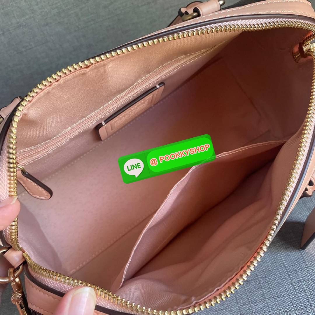 COACH ROWAN SATCHEL IN SIGNATURE CANVAS (COACH F83607) เป็นอีกรุ่นมาแรงสุดๆ ร้อนแรงไม่เบา โดดเด่นอย่างลงตัวกับรุ่นนี้ หมอน 10" รุ่นมีช่องซิปด้านหน้า สามารถแยกเก็บของสำคัญๆได้อย่างเป็นสัดส่วน สำหรับใครที่ชอบกระเป๋าที่จุของได้เยอะๆ รุ่นนี้ตอบโจทย์ได้เล