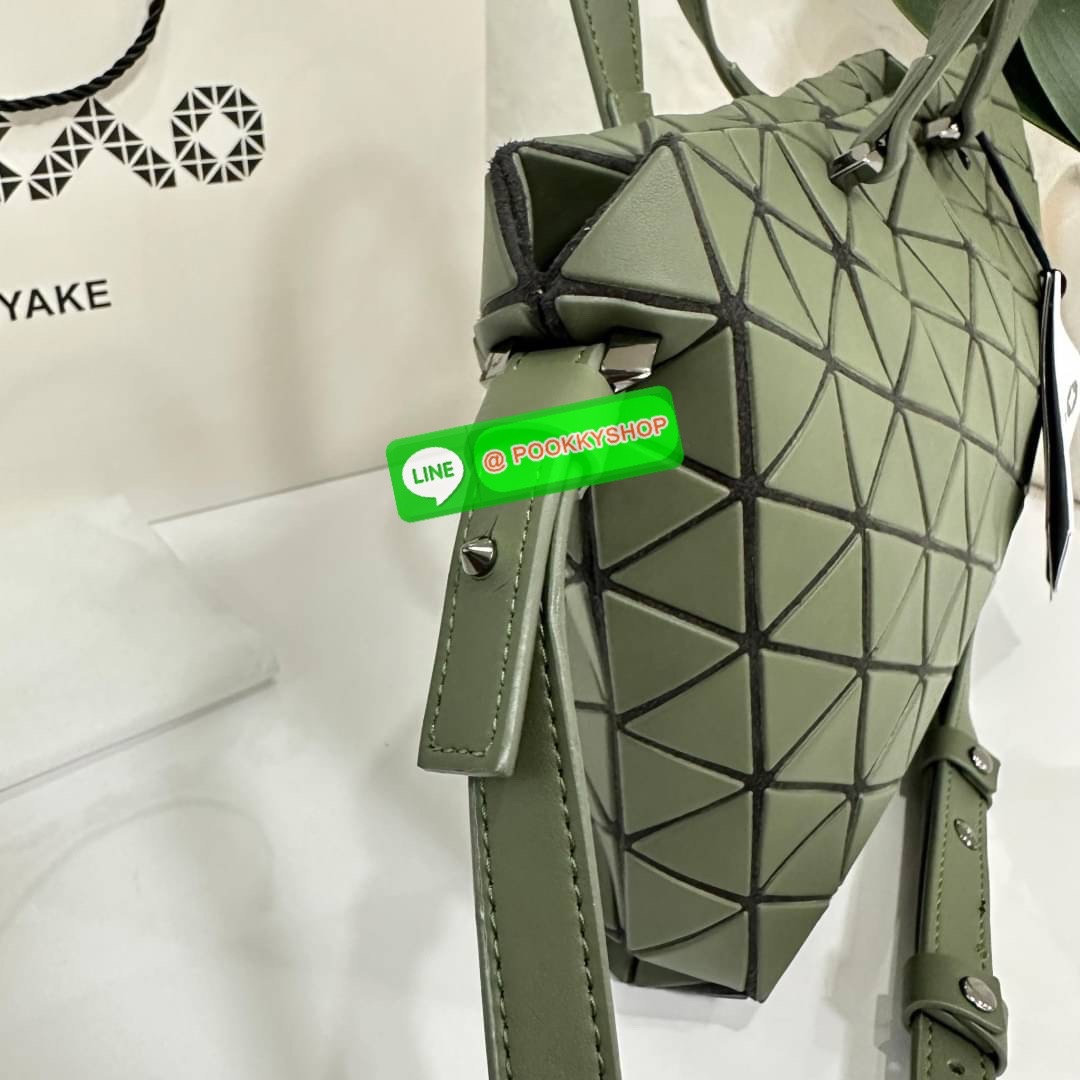 Bao Bao issey Miyake Tonneau Small Matte Bao Bao Issey Miyake รุ่น TONNEAU (ทอนโนะ) กระเป๋าทรง Boston Bag ที่โดดเด่นด้วยลายแพทเทิร์น 3 เหลี่ยมด้านเท่าเรียงต่อกัน ทำให้กระเป๋าใบนี้มีความโดดเด่นทั้งในเรื่องของดีไซน์ที่ทันสมัย และการใช้งานที่ครบทุกฟังก์ชั่น