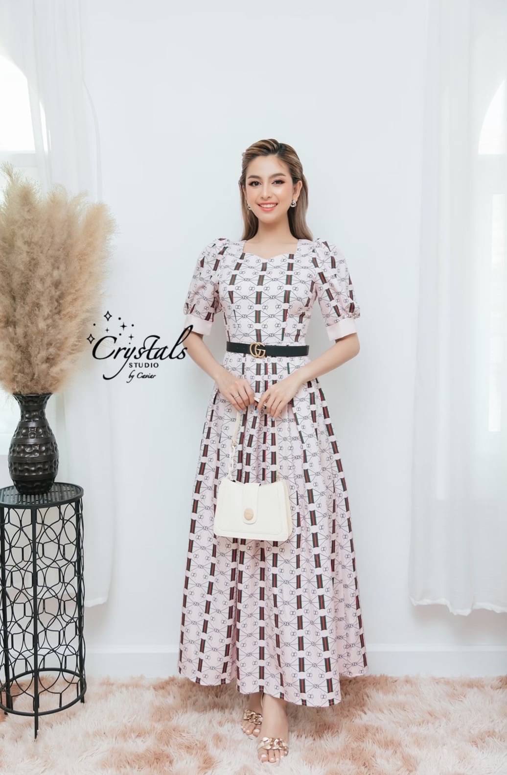 เป็นชุดที่บอกเลยว่าใส่ได้หลากหลายโอกาสแน่นอนค่ะ กับงานเดรสคอเหลี่ยม แขนตุ้กตา ช่วงเอวเก็บทรงสวย กระโปรงยาวเย็บจับจีบใหญ่รอบตัว จัดพร้อมเข็มขัดGCหัวสีทองตามรูป ด้วยดีเทลและคัตติ้งสุดพรีเมียม เนื้อผ้าพิมพ์ลายที่เป็นแบบเฉพาะจากเรา รับรองว่าไม่ซ้ำใครแน่นอน สี