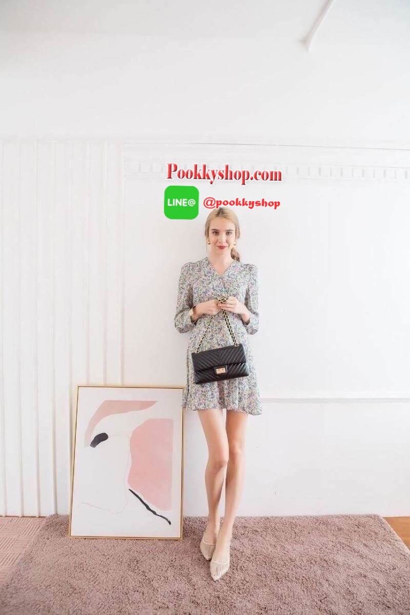 มาเพิ่มละค่า งาน Best Seller พร้อมสีใหม่สวยๆ มาให้เลือกเพิ่มอีก 2 สี !! KEEP รุ่น shoulder chevron chain handbag สวย หรู มากๆ เลยน๊า กระเป๋าอยู่ทรง หนังตัวใหม่ Microfiber สวย ทนกว่าเดิม ตัวกระเป๋าเย็บประณีต สายโซ่ปรับ สั้น ยาวได้คะ ภายในสีแดง มีช่องใส่ของ