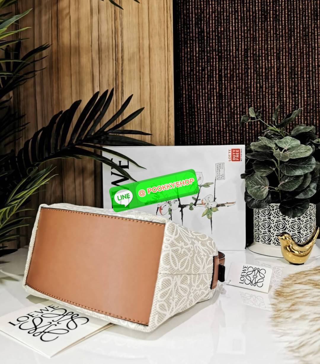 ✴️Must Have!✴️ นาทีนี้ต้อง NEW! LOEWE ANAGRAM SHOULDER BAG VIP GIFT WITH PURCHASE (GWP) กระเป๋าถือหรือสะพายพรีเมี่ยมกิ๊ฟ Limited จาก LOEWE PERFUME DUTYFREE COUNTER รุ่นใหม่วัสดุ Anagram Canvas Jacquard Fabric ผสมผสานกับหนังแท้ Calfskin ลงตัว