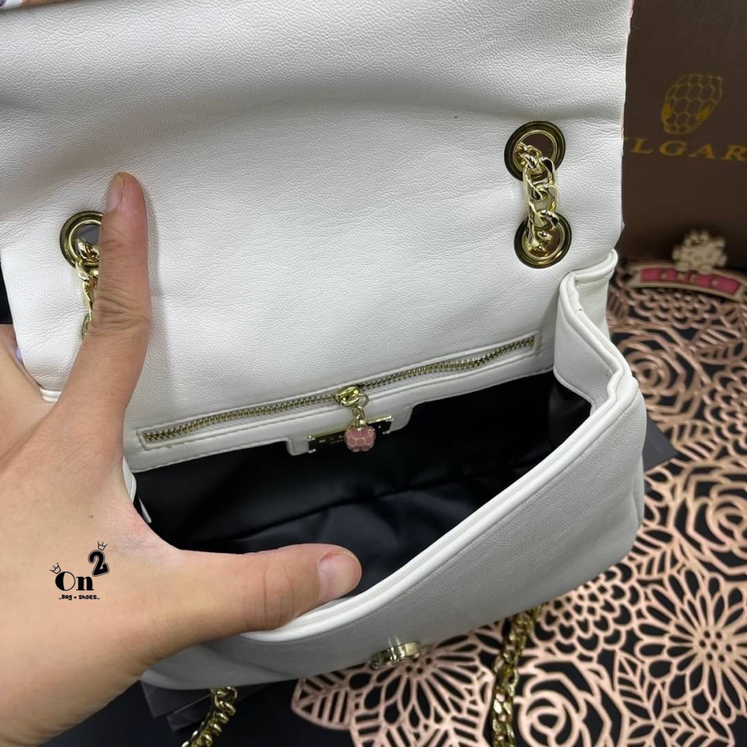 BVLGARI SERPENTI CABOCHON CROSS BODY BAG กระเป๋าสะพายข้าง bvlgari ทรงนี้เป็นทรงคลาสสิคของแบรนด์เลยค่า คือใบนี้แกะแบบมาเป๊ะมากๆ สายสะพายสามารถดึงสั้นยาวได้สวยถูกใจแม่มากห้ามพลาดเลยจ้า