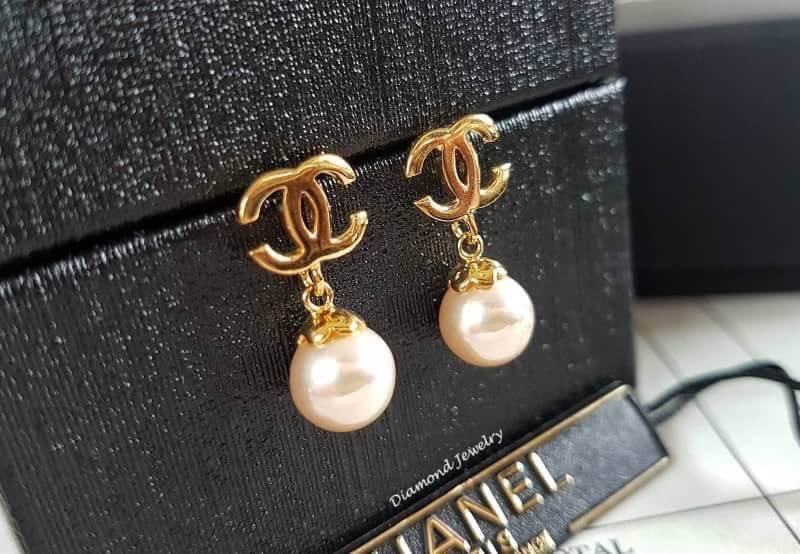 มาเพิ่มแล้วจร้า Chanel earing ((งานเพชรสวิส งานชุบ 5 ไมครอน)) ต่างหูมุก รุ่นนี้แนะนำเลยค่ะ รับรองสวยวิ้งมากกกกก งานดี ตัวเรือนเงาวิ้งมากๆคะรับประกันความพอใจ งานดูหรูมากๆค่ะ ใส่ออกได้ทั้งลุคหรูหรา หวานๆน่าร๊ากกกก จัดเลยคร่าาตัวเรือนงานชุบ 5 ไมครอน สีทอง 24