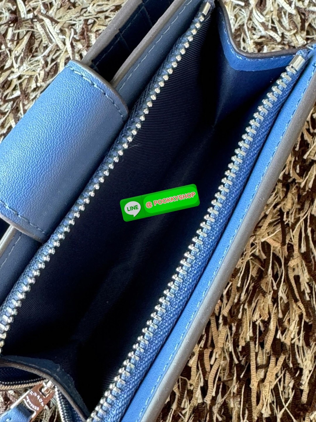 COACH MEDIUM CORNER ZIP WALLET IN SIGNATURE CANVAS กระเป๋าสตางค์ขนาดกลางที่ถือว่าเป็นไอเทม Must Have ของทุกเพศทุกวัยที่ต้องพกติดตัวไว้ตลอดเวลา เพราะนอกจากจะช่วยจัดเก็บเงิน บัตรประชาชน บัตรเครดิตและต่าง ๆ ให้เป็นระเบียบเรียบร้อยยังต้องคำนึงถึงประโยชน์ใช้สอ