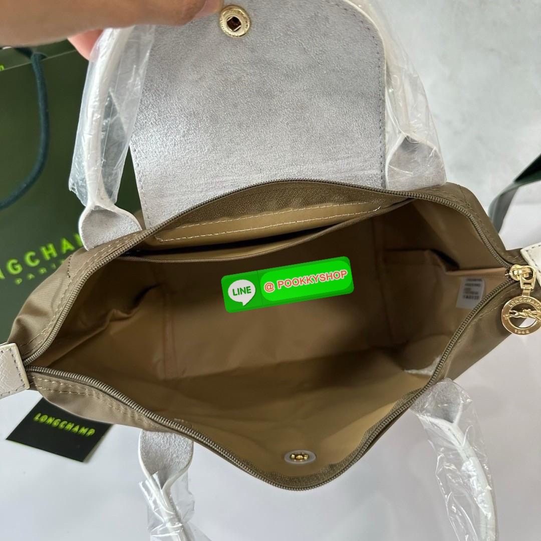 Longchamp Le Pliage Eiffel Tower Tote Bag S 🔖 Collection ใหม่ล่าสุดโดดเด่นด้วยลายปักหอไอเฟลขนาดกระทัดรัดจุของได้เยอะ 🔖วัสดุ : ไนลอนกันน้ำ 🔖เปิด-ปิด ด้วยฝาปิดกระดุมแป๊กมีซิปปิดด้านบน ภายในช่องโล่งกว้างสามารถใส่ iPad ได้ มีช่องแยกด้า