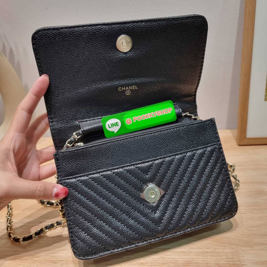 RESTOCK!! ลายวียอดฮิต Premium for gift จากแบรนด์ Chanel กระเป๋าสะพายข้างหนังลายคาร์เวีย มาพร้อมโซ่สะพายในตัว (ถอดออกไม่ได้) อะไหล่ทองเรียบหรู ดูผู้ดี้ ผู้ดี!! เปิด-ปิดกระเป๋าด้วยกระดุมแม่เหล็ก ภายในกระเป๋าเป็นช่องโล่ง มีช่องแยก 1 ช่อง ช่องซิปกลางอีกช่อง ส