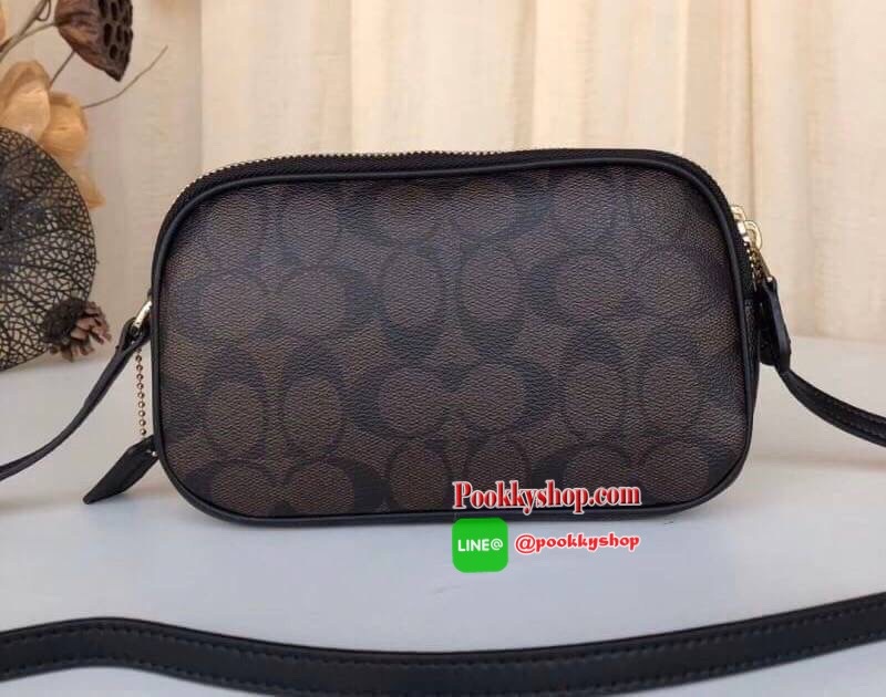 กระเป๋าสะพาย COACH เปิด - ปิดกระเป๋าด้วยซิป มีช่องใส่ของ 2 ช่องใหญ่ ด้านในมีช่องใส่ของ 1 ช่อง