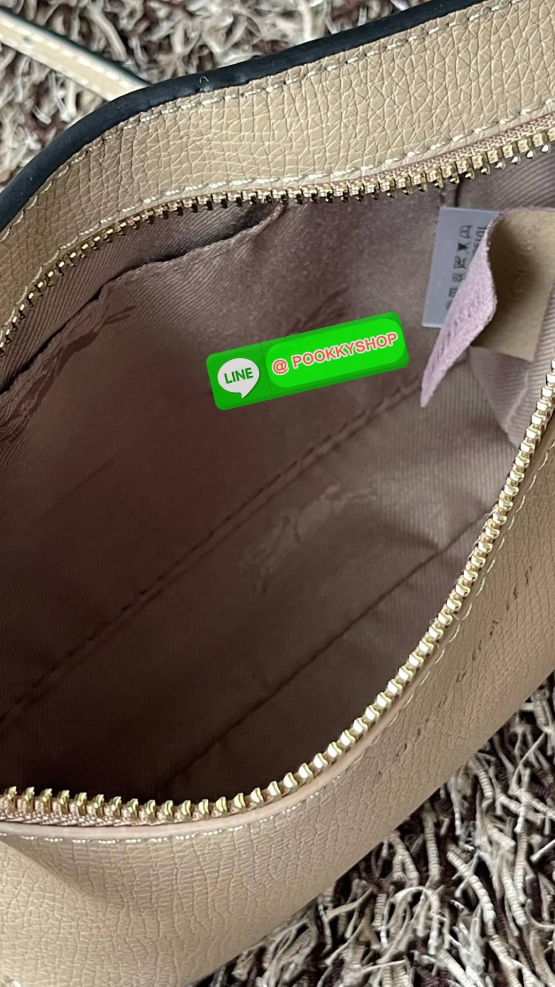 Longchamp MAILBOX Crossbody bag XS ดีไซน์ทรงคลัทช์ที่มีเส้นรูปทรงเรขาคณิตนี้จะรองรับสิ่งของจำเป็นทั้งหมดของคุณ มาพร้อมสายสะพายไหล่แบบปรับได้และถอดออกได้ สวมใส่ได้หลากหลายวิธีเพื่อเพลิดเพลินกับค่ำคืนของคุณอย่างอิสระ ได้แรงบันดาลใจมาจากMAILBOX การเย็บตะเข็บ