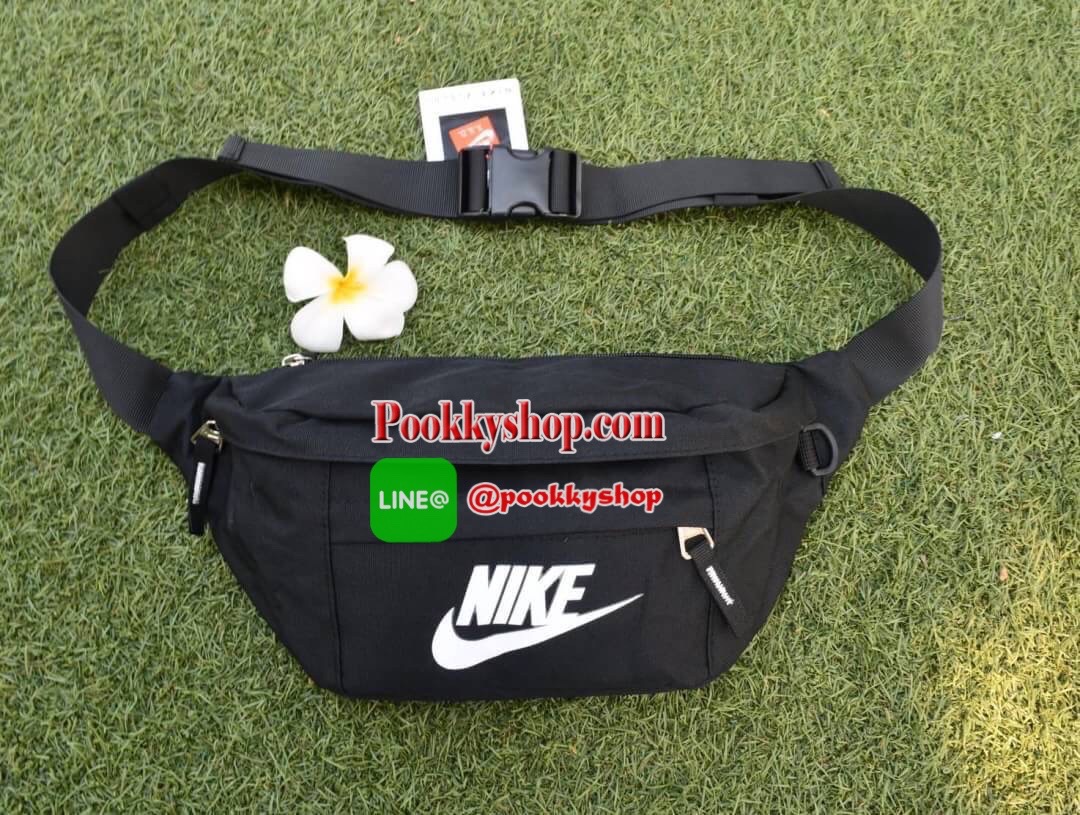 NIKIE TECH HIP PACK กระเป๋าขนาดพอเหมาะ คาดเอว สะพายข้าง เปิดปิดด้วยซิป 3 ช่อง (2 ช่องใหญ่ 1 ช่องเล็ก) วัสดุNylon น้ำหนักเบา โลโก้ด้านหน้า Nike เด่นชัด ภายในมีช่องใหญ่บนสุด มีช่องซิปเล็ดตาข่ายอีก 1 ช่อง จุของได้เยอะ สายคาดปรับได้ฟรีไซด์ สามารถใส่ไปเที่ยวแบ