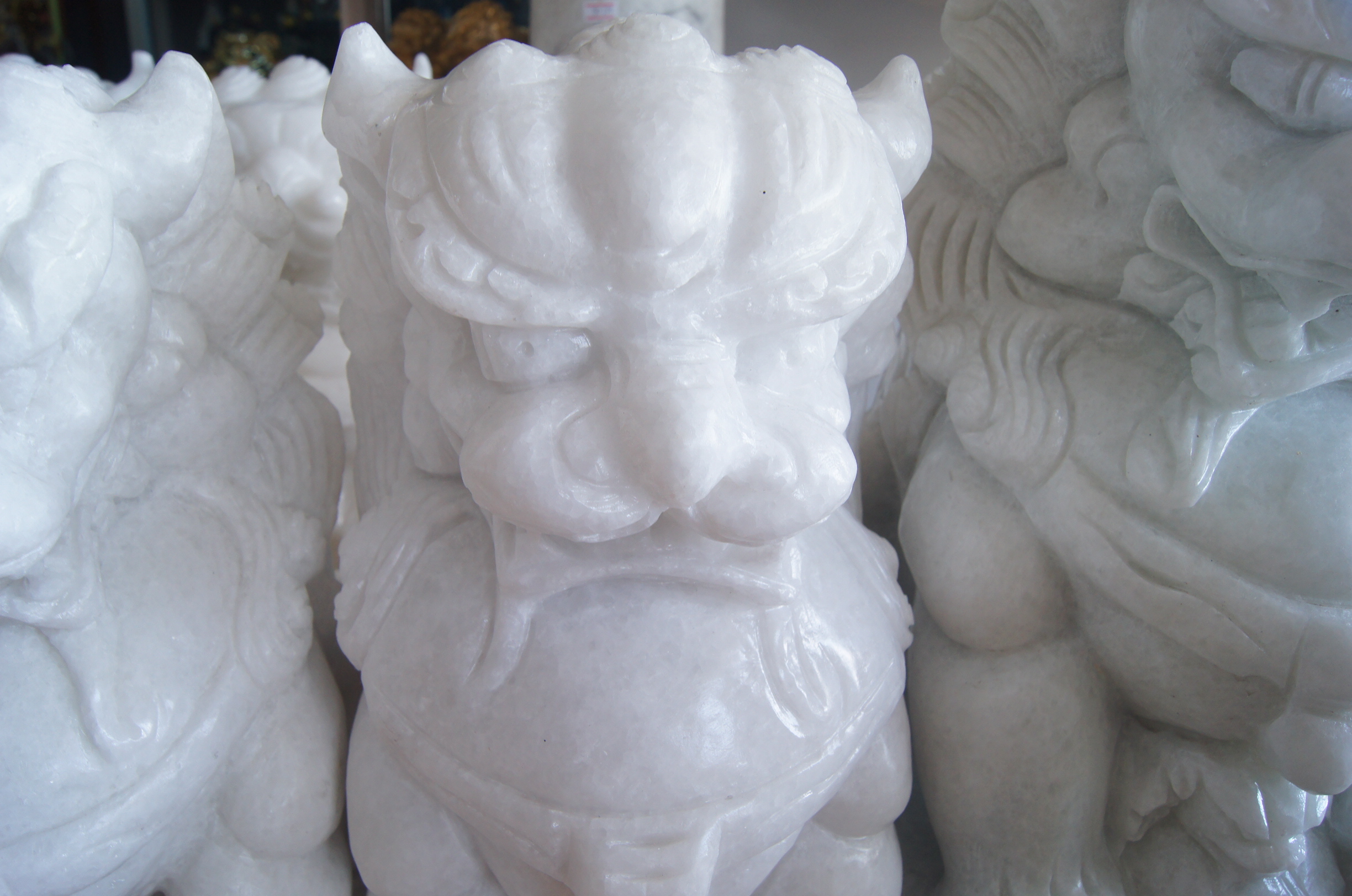 สิงโตปักกิ่งแกะสลักจากหินอ่อน ขนาดสูง 30 เซนติเมตร