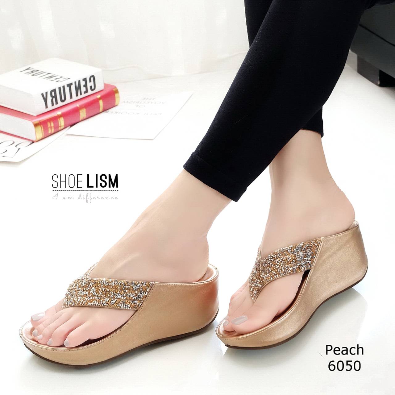 สินค้าพร้อมส่ง มาใหม่ล่าสุด รองลำลองส้นเตารีด แบบคีบ วัสดุpu พื้นซับบุนวมนุ่ม เพิ่มความหรูดีไซน์สุดเกร๋ แต่งอะไหล่เพชรสวยแปลกตาไม่ซ้ำใคร ใส่สบาย สวมใส่ง่าย สวยมีสไตล์แมทซ์เสื้อผ้าง่าย สาวๆควรมีติดตู้ไว้เลยน้า!!