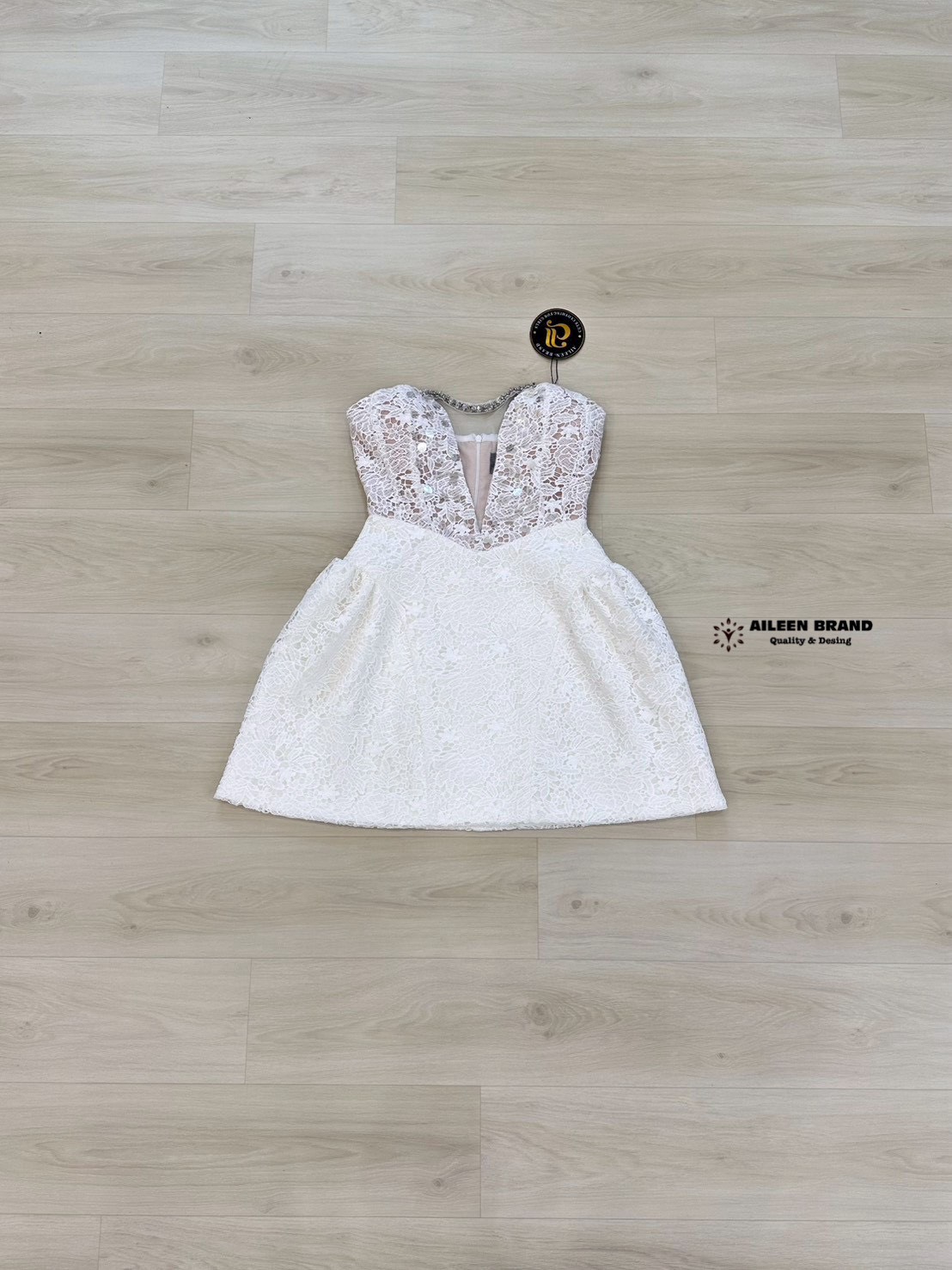 เดรสแฟชั่น มินิเดรสเกาะอกผ้าลูกไม้สีขาว อกเว้าตกแต่งด้วยผ้าตาข่าย