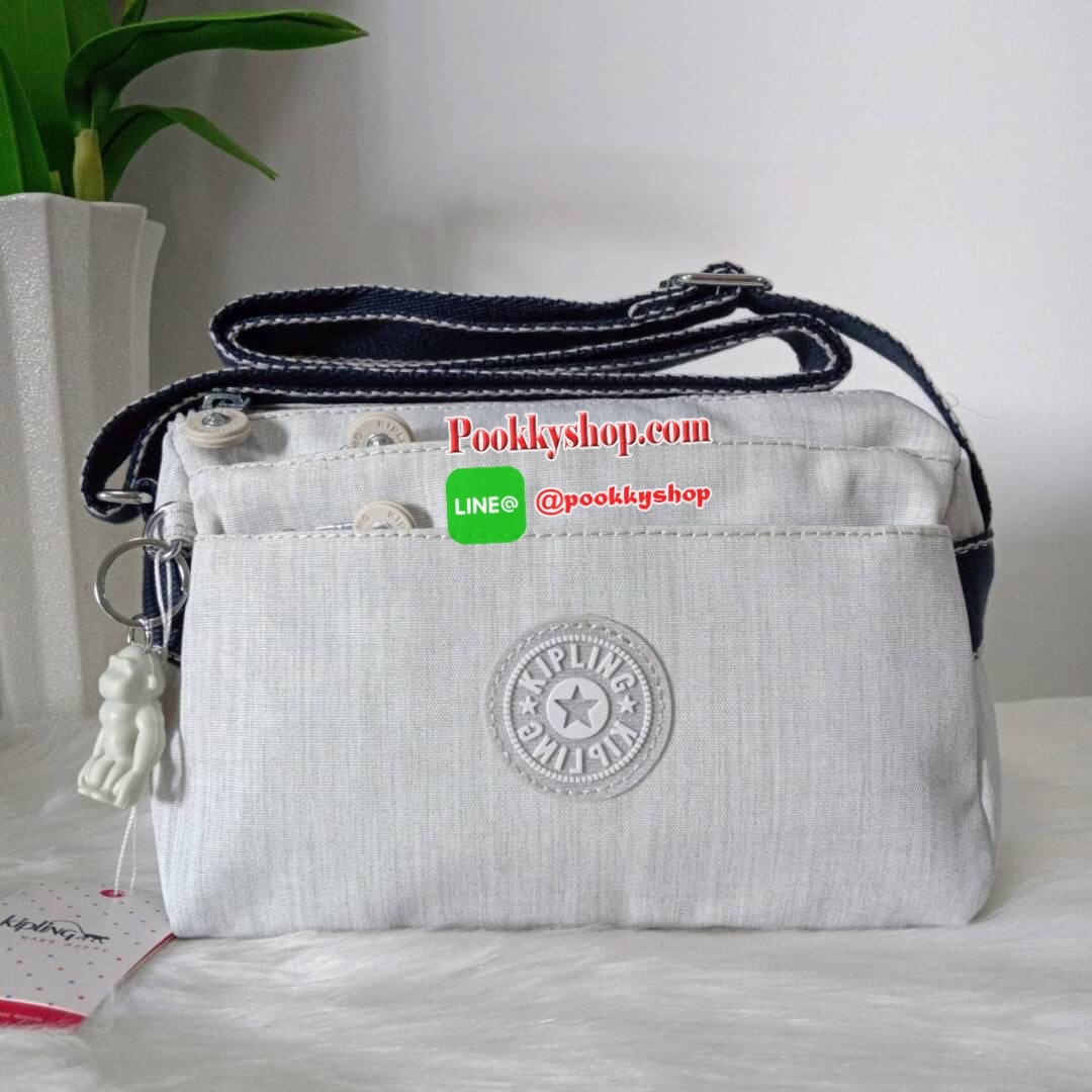 KIPLING Mini Crossbodybag กระเป๋าสะพายข้างขนาดกะทัดรัด ผลิตจากวัสดุ Nylon+ Polyester100% มีช่องใช้งานแยกย่อยมากถึง 4 ช่อง -ด้านหน้ามีช่องซิป 2 ช่อง -ช่องหลักโล่ง กว้าง จุของใช้ได้เยอะ -ด้านหลังมีช่องซิปอีก 1 ช่อง มาพร้อมพวงกุญเเจลิง สายสะพายยาวสามารถปรับไ