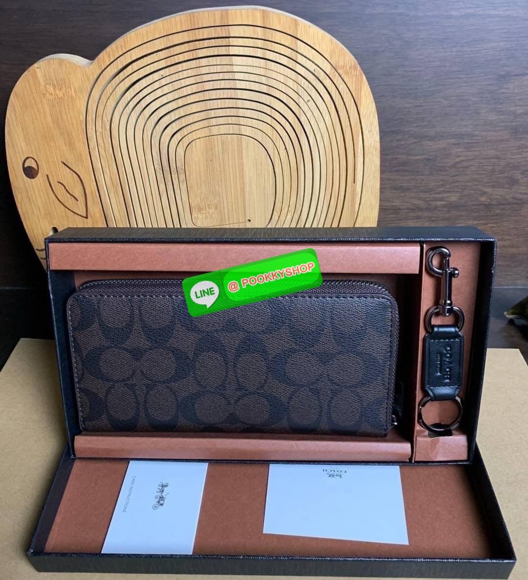 COACH ACCORDION ZIP WALLET IN SIGNATURE CANVAS กระเป๋าสตางค์ใบยาว ซิปรอบ ใช้งานง่าย ด้วยฟังค์ชั้น ด้านใน ใส่บัตรได้จุใจ มีช่องซิปใส่เหรียญตรงกลาง โดนใจหลายๆคนไปเรียบร้อยและคลาสสิค เรียบหรูดูแพงตลอดกาล ยกให้รุ่นนี้เลย