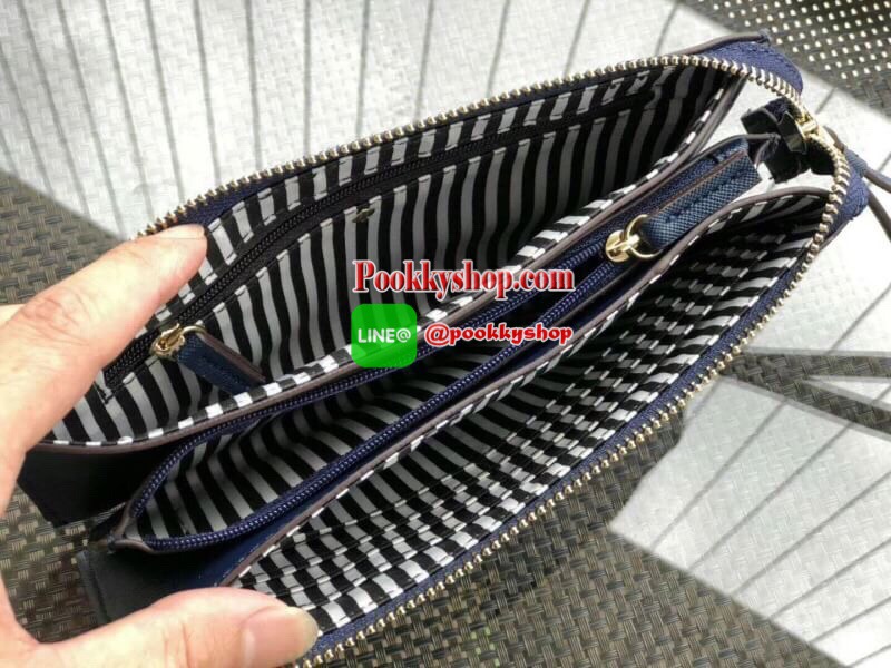KATE SPADE Wallet Clutch Bag กระเป๋าทรงคลัชสุดคุ้มหนัง Saffiano ด้านหน้ามีโลก้แบรนด์ มาพร้อมสายคล้องมือ เปิดปิดด้วยซิปสะดวกใช้ สามารถใส่แทนกระเป๋าสตางค์ใบยาว ภายในแบ่งออกเป็น3ช่องหลัก มีช่องใส่บัตร เครื่องสำอาง เครื่องเขียน เหรียญ ไส่ไอโฟนพลัส ได้ค่ะ มีกล