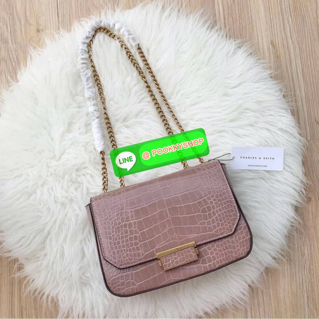 แท้ Outlet Charles&Keith ลายหนังจระเข้ ผิวเงา เปิดปิดแบบบีบคลายล็อค ภายในมีช่องซิป ด้านหลังมีช่องย่อย สะพายสายคู่หรือสายเดี่ยวได้ น้ำหนักเบา
