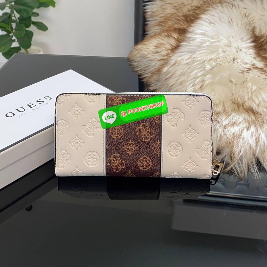 Guess Long Wallet กระเป๋าเงินใบยาวซิปรอบ ด้านหน้ามีโลโก้แบรนด์สีเข้ากระเป๋าสวยสะดุดตา รุ่นนี้มีสายคล้องมือมาให้ เพื่อใช้งานง่ายและสะดวกมากยิ่งขึ้น ด้านในมีช่องใส่ธนบัตร ช่องใส่บัตร และช่องซิปใส่เหรียญค่ะ