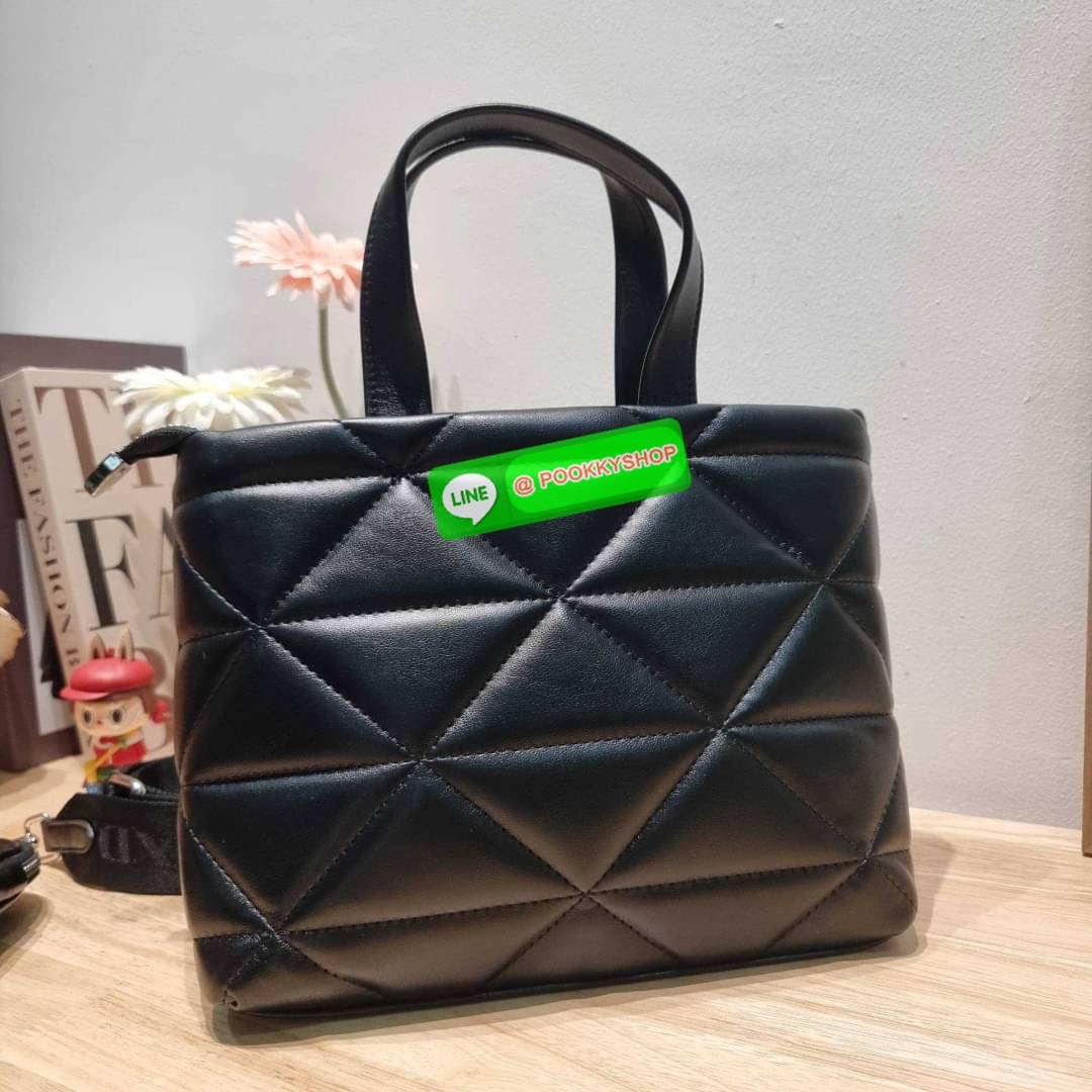 PRADA LEATHER PADDED BAG ใหม่ล่าสุด กับคอลเลคชั่นที่ทำออกมาตอบโจทย์ได้ทุกไลฟ์สไตล์ และเป็นยูนิเซ็กส์ กับกระเป๋าทรงโท้ท ขนาดกำลังดี วัสดุหนังแท้ ตัดเย็บเดินเส้นลายตาราง ปากกระเป๋ามีซิปเปิดปิด ภายในเป็นช่องโล่ง มีช่องแยกให้ มาพร้อมสะพายข้างและใบลูก ให้ได้สน