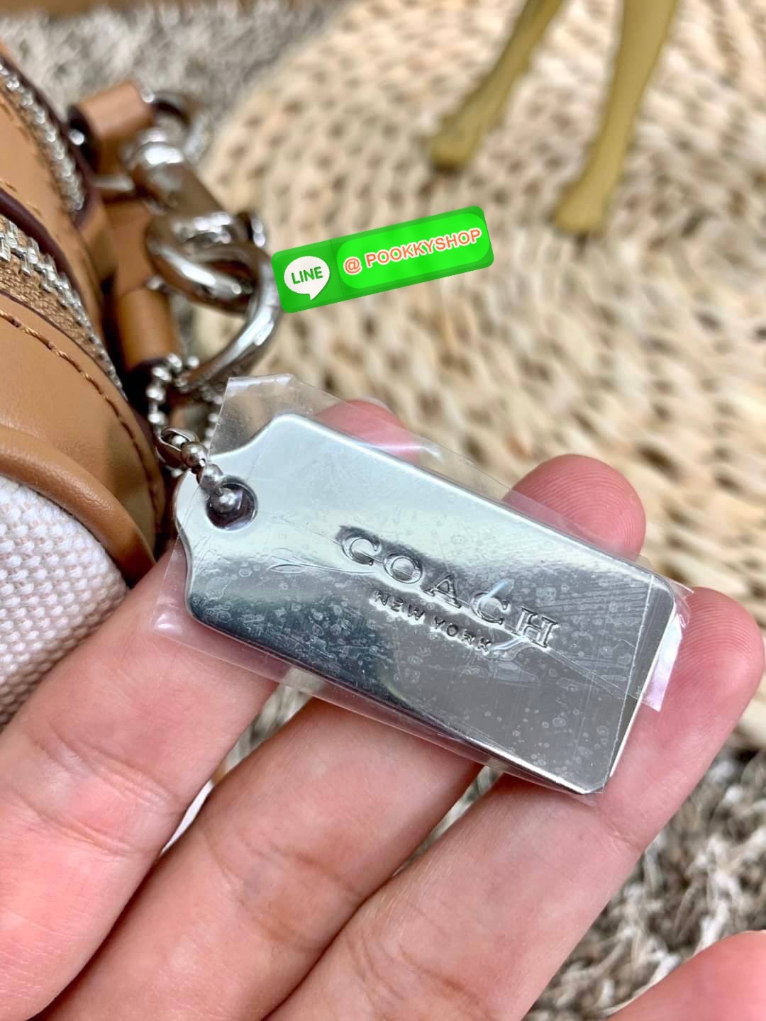 COACH JES CROSSBODY BAG ((6519)) กระเป๋าสะพายแบบครอสบอดี้ร์ วัสดุแคนวาส+หนัง ได้ลงตัวสวยงามค่ะ สีของกระเป๋าดูละมุลตาดีมากค่ะ ✔️ตัวกระเป๋ามี2ช่องซิปหลัก ภายในกว้างสามารถใส่กระเป๋าเงินใบยาวได้;มือถือได้ทุกรุ่น;ของจำเป็นอื่นๆได้เยอะค่ะ;มีช่องเล็กให้ใส