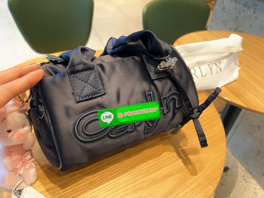 NEW ARRIVAL! น้องใหม่ล่าสุด มีความน่ารักไม่ไหวค่าสาวๆ CARLYN TIA MINI BAG พร้อมส่ง! สุดคิ้วท์ไปกับน้องสไตล์สายเกากันค่า ด้วยดีไซด์ใหม่ วัสดุไนล่อนอย่างดี ปักลายแบรนด์ทั้งใบสวยงาม