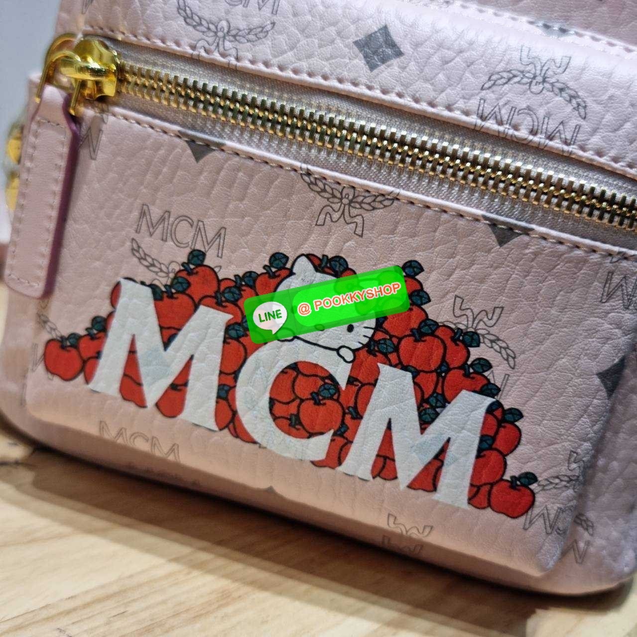 🔆 Model MCM×HELLO KITTY STARK SIDE STUDS MINI BACKPACK IN VISETOS 🔆 Details อีกหนึ่งรุ่น Best seller ที่ต้องมี!! พร้อมสีมาใหม่ที่พลาดไม่ได้!! และดีไซน์คอลแลบกับคิตตี้ครบรอบ 50 ปี! น่ารักน่าใช้เกินเรื่องสุดๆ กระเป๋าเป้ ไซส์ mini ขนาดเหมาะกำ