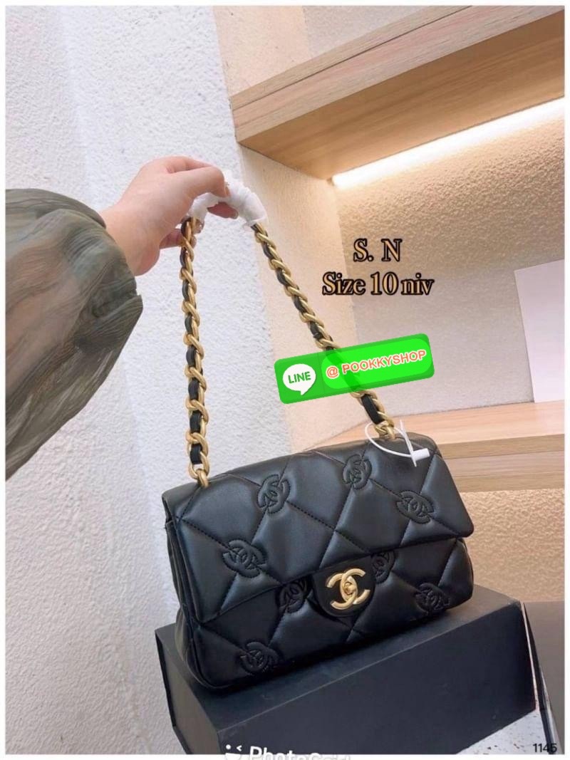 Chanel Flap Bag กระเป๋าสะพายทรงคลาสสิกดีไซส์เป็นเอกลักษณ์ที่ ปั้มโลโก้แบรนด์ที่ตัวกระเป๋า สวยเด่นชัด มาพร้อมสายสะพายโซ่สลับหนังเส้นใหญ่ ทนทาน ดูแพง ชวนสะสม ตอบโจทย์ได้ดีกับทุกสไตล์