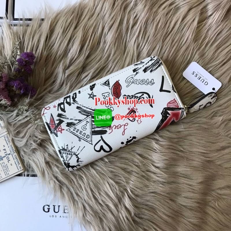 GUESS ABREE PRINTED ZIP-AROUND WALLET กระเป๋าสตางค์ใบยาวด้านหน้าประดับโลโก้แบรนด์นูนสามเหลี่ยม เปิดปิดด้วยซิป ภายในมีช่องใส่บัตร ช่องใส่ธนบัตร มีช่องซิปใส่เหรียญ และมีช่องยาวสามารถใส่บุ๊คแบงค์ได้ค่ะ