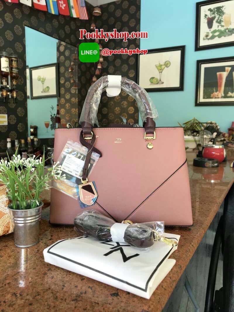 ถุงผ้าแบรนด์/ป้ายบาร์โค้ต) รีออเดอร์รุ่นขายดี!! LYN AMOUR M BAG กระเป๋าถือหรือสะพายรุ่นใหม่ล่าสุด!!! วัสดุลายหนังsaffianoเย็บแต่งลายทะแยงให้กระเป๋าดูมีทรง ด้านหน้าประดับTagโลหะปั้มโลโก้คล้องหนัง ถอดออกได้ ภายในกระเป๋าแบ่งเป็นสองช่องใหญ่ อีกหนึ่งช่องซิปคั่