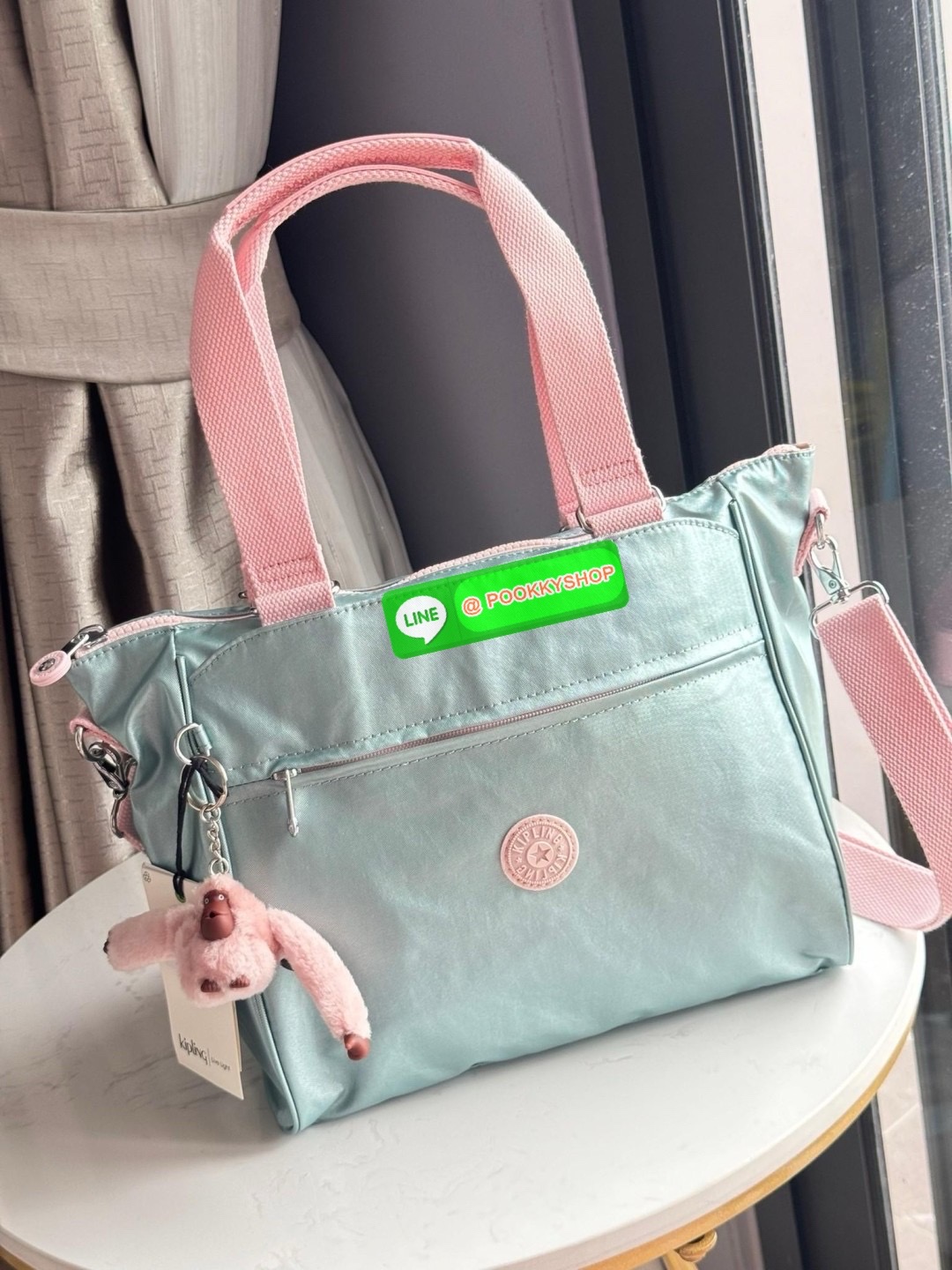 Kipling revir limited Japan shoulder bag เป็นอีกหนึ่งกระเป๋าสุดอเนกประสงค์สามารถใช้งานหลายรูปแบบทั้งกระเป๋าสะพายข้าง สะพายไหล่ หรือกระเป๋าถือด้วยสายสะพายที่สามารถปรับระดับและถอดออกได้ ดีไซน์คลาสสิกและเรียบง่ายพร้อมประดับโลโก้และลิงอันเป็นซิกเนเจอร์ แมตช์ก