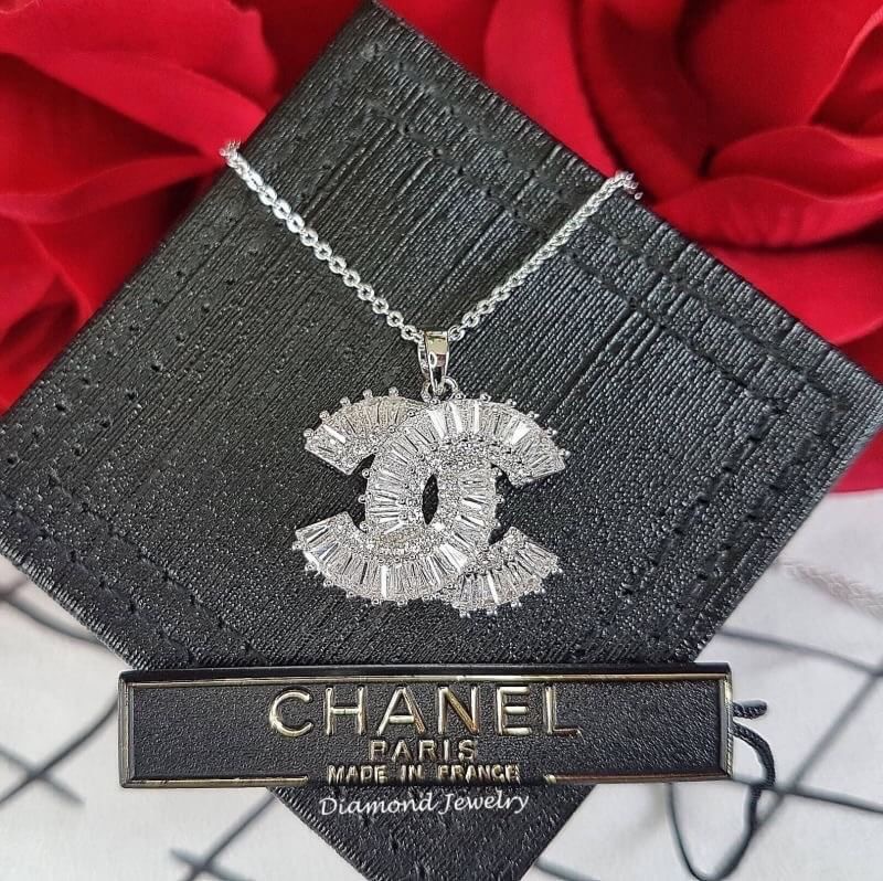 New Arrival !!!!! ชุดเซต Chanel Earring & Necklace งานเพชรปาเกต ประดับเพชร CZ แท้ งานสวยมากๆค่ะ เพชรสวยวิ้ง จัดมาเป็นชุดทั้งสร้อยและต่างหู ใส่เข้ากับชุดได้ทุกชุดทุกโอกาส ดูลุคคุณมากๆๆๆ ไม่มีเอ้าท์เลยจ้า งานน่ารักมากๆ พูดเลยย ชุดเซตนี้ ควรมีเก็บไว้ที่บ้านเ