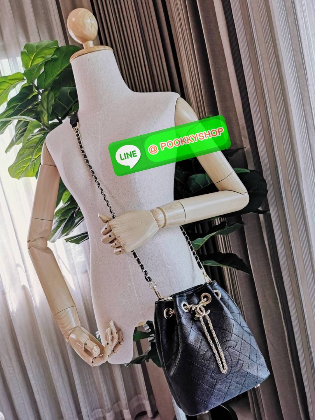 ห้ามพลาด! New! Chanel Bucket Bag With Chain VIP Gift With Purchase (GWP) Limited พรีเมี่ยมกิ๊ฟ Chanel Perfume Counter วัสดุหนังคาเวียร์ลายตารางเปิดปิดแบบ Drawstring และแถบหนังคาดกลางประดับอะไหล่แบรนด์สีทองภายในโล่งกว้างใส่มือถือ iphone ของจุกจิกได้เยอะ มา