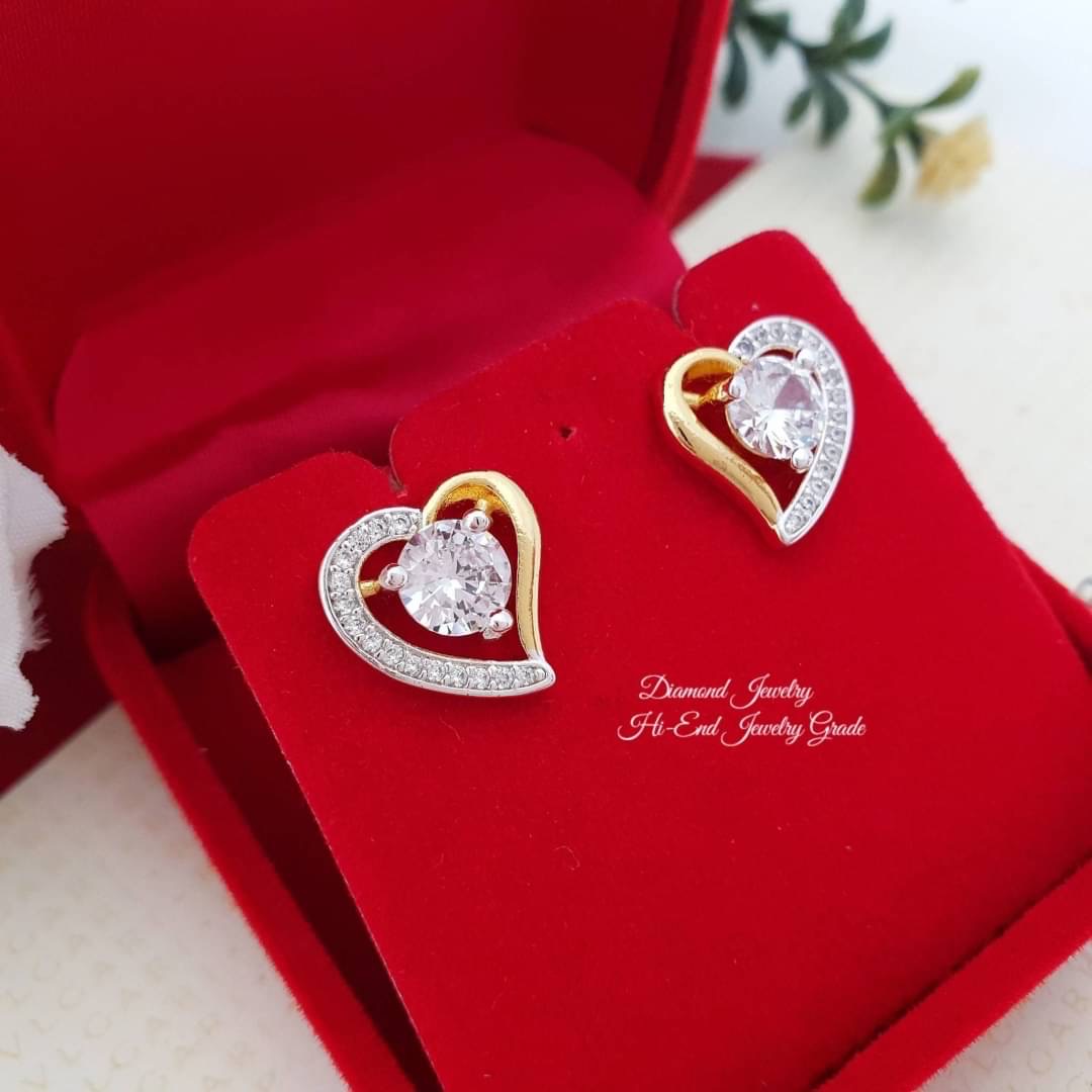 New Arrival !!! ต่างหูหัวใจเพชรสวิสแท้ เพชรคัดเกรดอย่างดีค่ะ งานอย่างดีค่ะ รับประกันคุณภาพเลยค่ะ รุ่นนี้ดีไซส์สวย ใช้แม่พิมจากร้านเพชรเลยคะ งานสวยมากกกก ใส่ออกมาน่ารักจิงๆ แม่ค้าแนะนำอย่างแรงค่ะ เพชรสวยวิ้งวาวมากกกกกๆๆๆค่ะ
