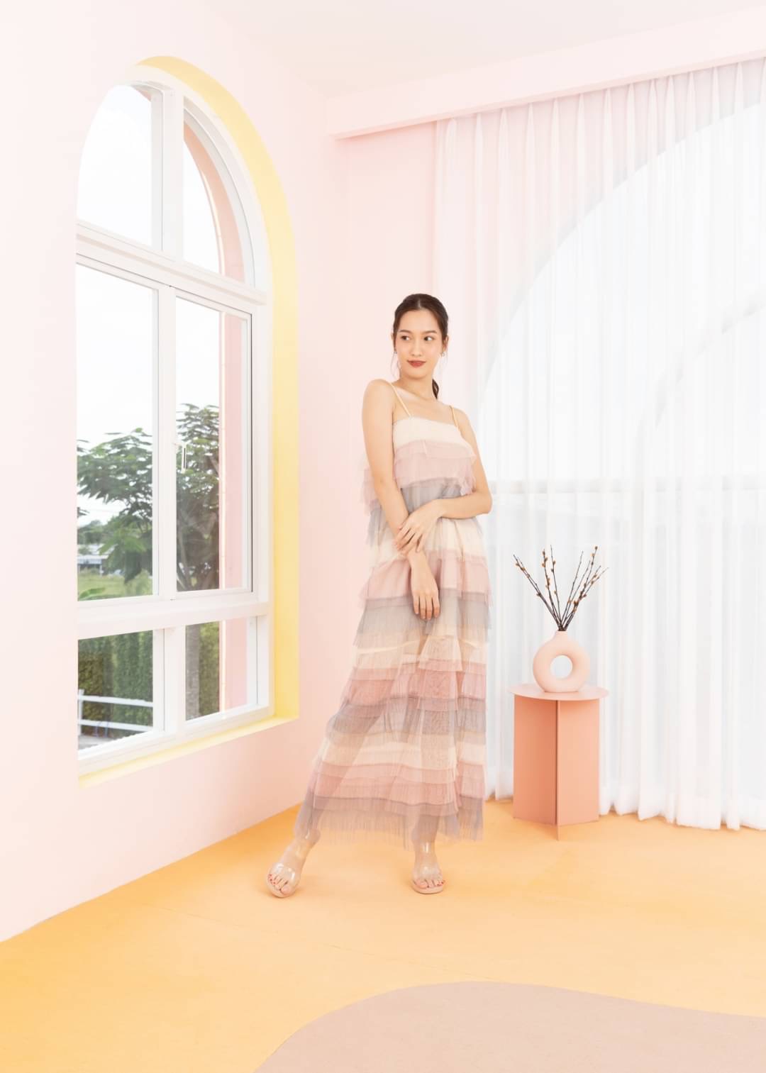 เดรสสายเดี่ยวยาวผ้ามุ้งอัดพลีทเนื้อดีเย็บระบายชั้นสลับสีโทนสีพาสเทล มีซับในสีขาวครึ่งตัว เป็นเดรสใส่เที่ยวคาเฟ่ได้ความสวยหรูสีสันสดใส หรือจะใส่ Mix & Match กับกางเกงยีนนส์ก็ได้ค่ะ