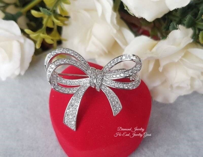 New arrival!!!! Ribbon Diamond Brooch เข็มกลัดเพชร CZ แท้ งานผูกโบว์ งานน่าร๊ากกก ดูดี งานสวยมากกกกก เพชรใส ไม่ขุ่นแม้แต่เม็ดเดียว ซื้อไปไม่ผิดหวังแน่นอนคะ งานชิ้นนี้แม่ค้าชอบมากกกกนะคะ ของจริงสวยมากนะคะ เพชรละเอียด เพชรเยอะ ไม่ขุ่นค่ะ กลัดเพิ่มมูลค่าชุดเ