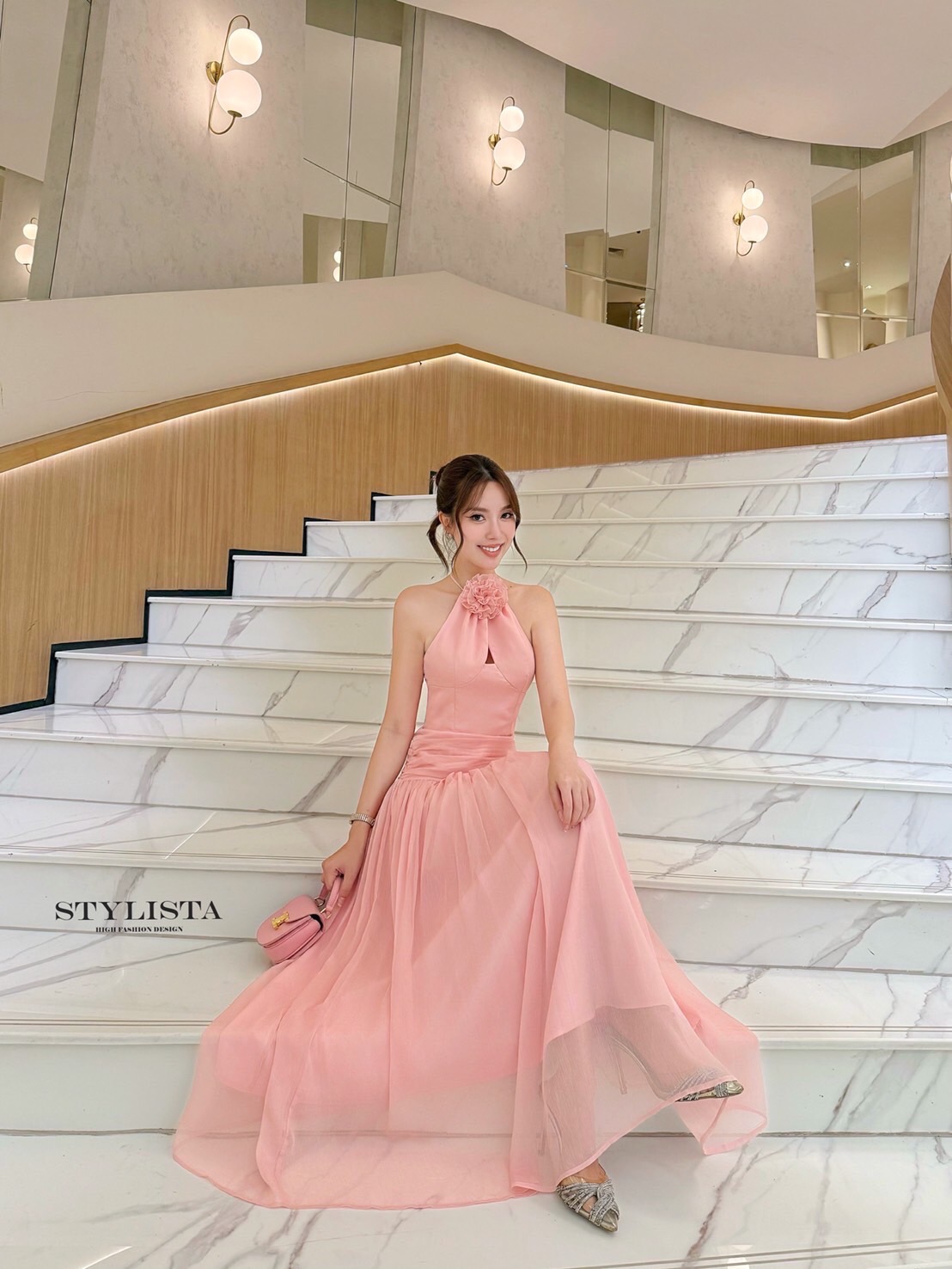 เดรสแฟชั่น เดรสยาวโทนพีชหวาน ดีไซน์เก็บเอว พร้อมดอกกุหลาบคอผูกสุดละมุน