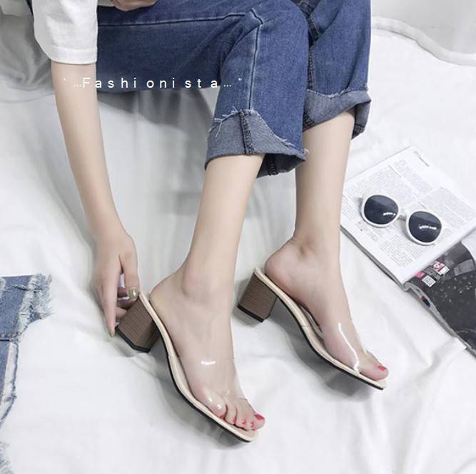 มาถึงแล้วจ้าา แบบขายดีลูกค้าถามหากันเยอะ รองเท้าทรงสวมส้นใหญ่ วัสดุ pu คัตติ้งแน่น สายคาดหน้าเป็นพลาสติกใส เนื้อหนานิ่ม ใส่สบายไม่บาดเท้า ส้นลายไม้ คู่นี้เน้นความเปลือยเท้า ส้นไม่สูงมากเดินง่าย แต่ใส่แล้วดูขาเรียวยาวขึ้น สวยเป๊ะดูแพงเลยค่ะ งานจริงเหมือนแบ