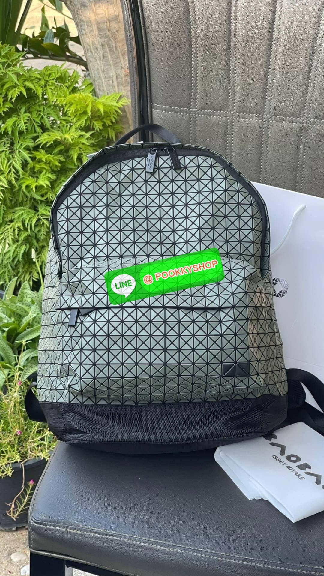 Bao Bao Issey Miyake Daypack geometric backpack กระเป๋าเป้ทรงคลาสสิก รองรับน้ำหนักได้ดี เหมาะกับการเดินทาง เป้สะพายหลังรุ่น Daypack One-Tone Backpack มาในรูปทรงกระเป๋าเป้สุดคลาสสิก โดดเด่นด้วยการออกแบบที่เป็นเอกลักษณ์ วัสดุสามเหลี่ยมขนาดเล็กพิเศษ ได้กลิ่น