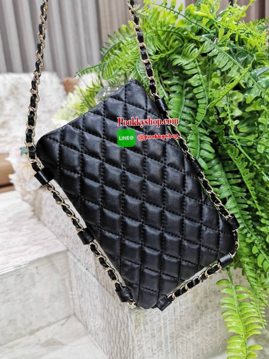 Don't Miss! Chanel Clutch Bag With Chain VIP Gift With Purchase (GWP) Limited พรีเมี่ยมกิ้ฟทรงเหลี่ยมขนาดกำลังดีวัสดุหนังนิ่มเดินเส้นลายตารางสวยอยู่ทรง เปิดปิดด้วยกระดุมแม่เหล็ก ด้านหน้าประดับโลโก้แบรนด์แต่งด้วยสายโซ่ร้อยหนัง ภายในโล่ง ใส่ iphone มือ