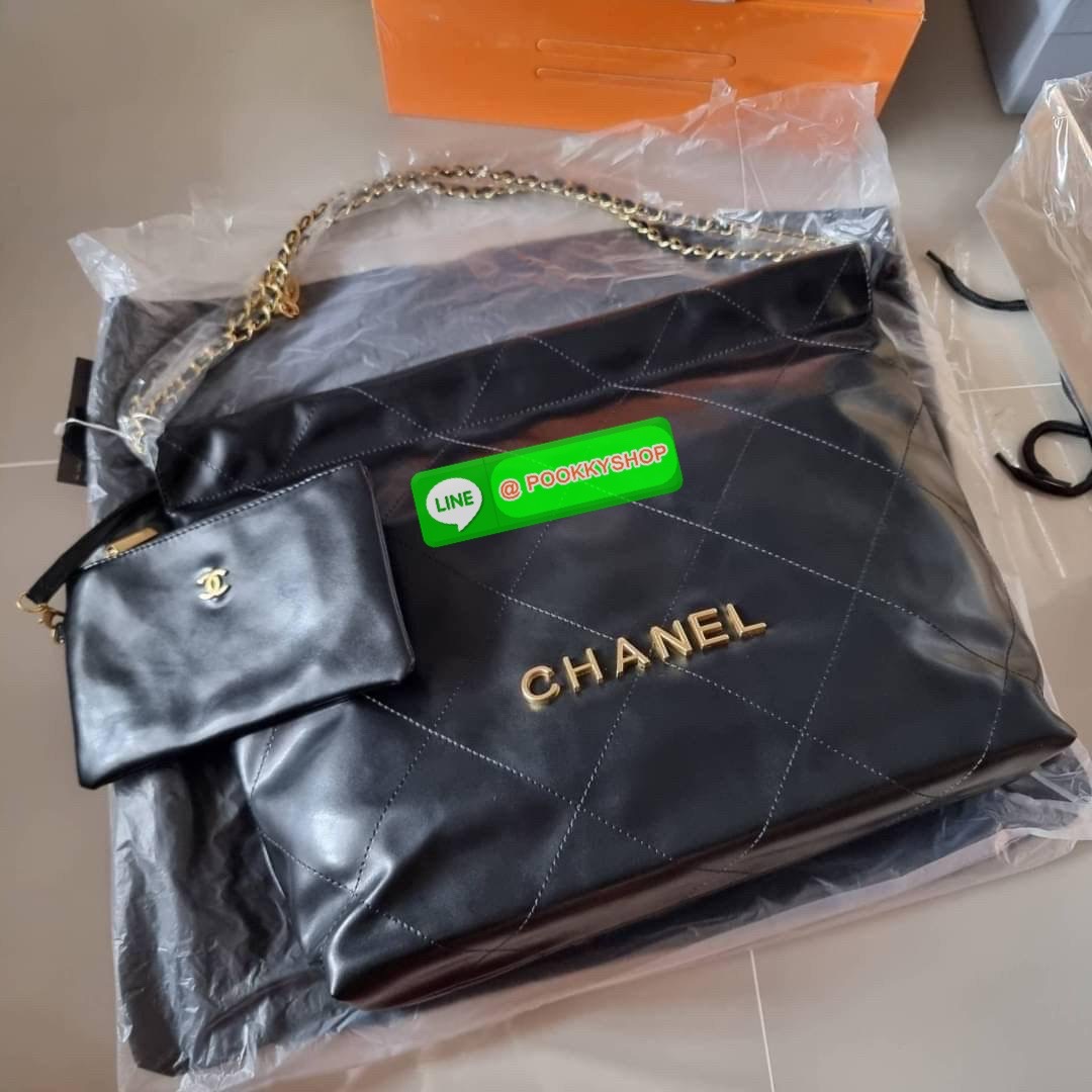 เกินต้านที่สุดกับไอเท็มนี้ Chanel 22 ที่สาวๆหรือใครๆก็ต้องมีแล้ว!! แค่เห็นก็หลงรัก กระเป๋าทรงสวย ดีเทลเรียบแต่มีความหรูแอบซ่อนอยู่ ด้วยดีไซน์สายสะพายโซ่สีทอง และโลโก้อันโดดเด่น วัสดุหนังแกะ สัมผัสดีงามน่าหลงใหลมาก ใช้ได้ง่ายๆไปเลยทุกโอกาส ใช้งานได้สะดวก ม