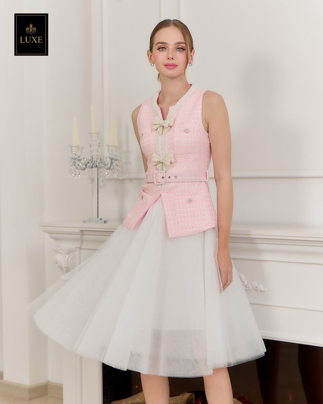 เสื้อแฟชั่น เสื้อแขนกุด ทรงเข้ารูป ชายเสื้อยาวปิดสะโพก มาพร้อมเข็มขัดผ้าในตัว