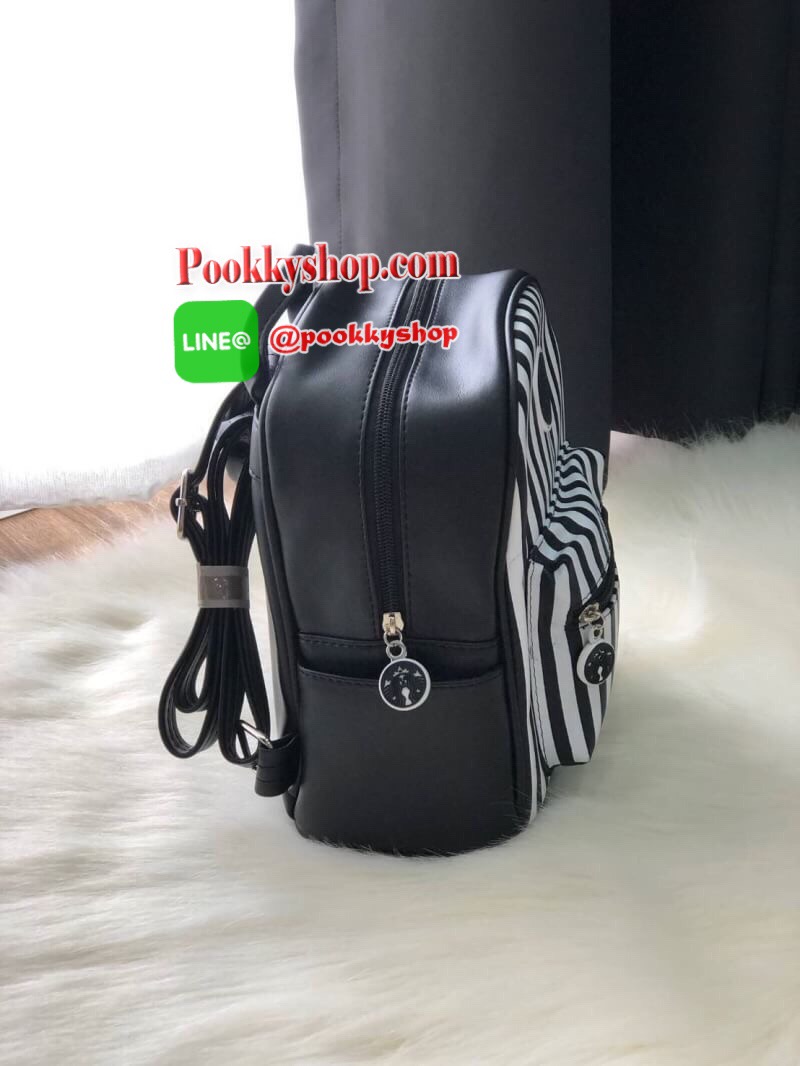 STARBUCKS BACKPACK กระเป๋าเป้สุดน่ารัก ขนาดกำลังพอเหมาะสำหรับใส่ของระหว่างวัน และช่องจัดเก็บอีกหลากหลายรูปแบบ ดีไซน์สวยนับเป็นอีกหนึ่งกระเป๋าเป้ที่พร้อมให้คุณได้สะพายออกไปข้างนอกได้ทุกวันอย่างมั่นใจ เพราะแมทช์เข้ากับทุกลุค รุ่นนี้แนะนำเลยค่า