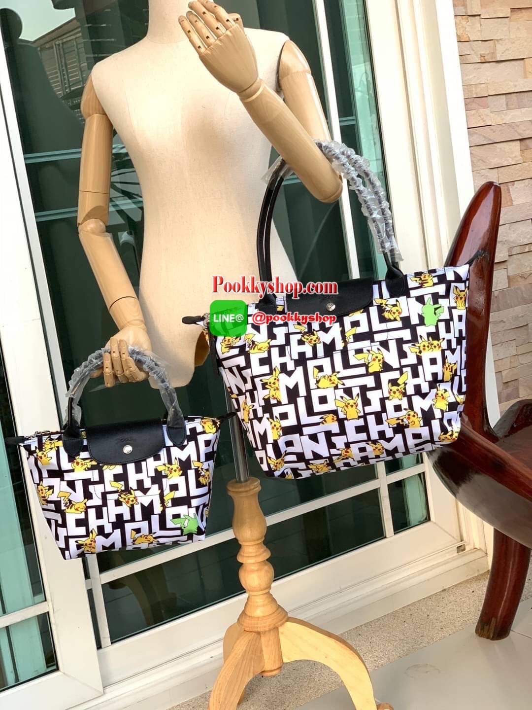LONGCHAMP X POKÉMON SHOULDER BAG เพราะรู้ว่า &quot;เลอ ปลิยาจ&quot; (Le Pliage) เป็นกระเป๋าไอคอนิคยอดนิยมของคนทุกเพศทุกวัย ไม่ว่าจะเป็นคนธรรมดาหรือเซเล็บ ลองฌอมป์ก็เลยจัดให้ &quot;ปิกาจู&quot; ไปวิ่งเล่นอยู่บนกระเป๋าที่ออกมาเป็นซีรีส์ซะเลย และยังคงความ Le