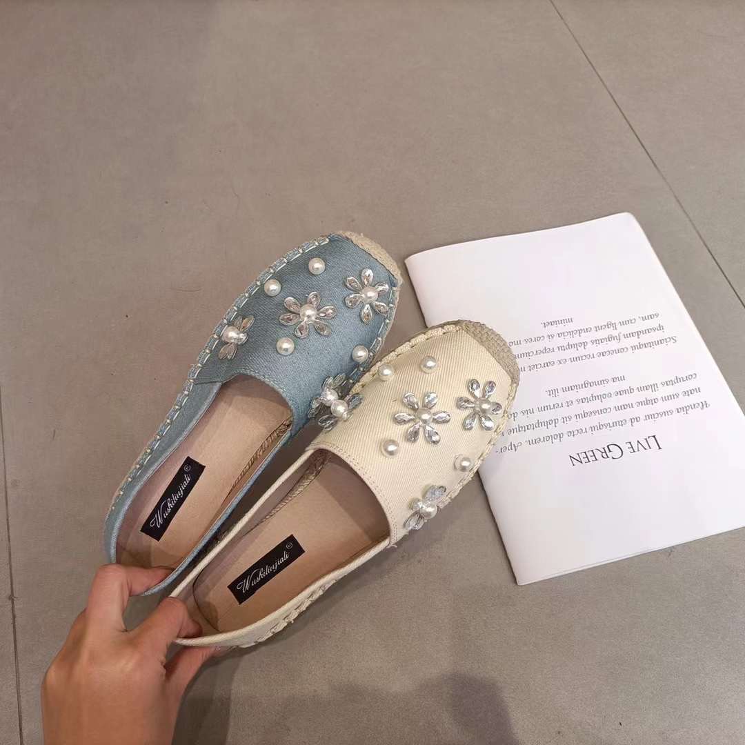 พร้อมส่งคะ Slip on shoe งาน slip on signature ของทางร้าน ผ้ายีนเกร๋ๆ สวยยืน1 🥇มาแล้วจ้าทรงสวยอย่างดี👍 งานเกร๋เรียบหรูดูแพง 👑ตัวนี้ห้ามพลาด🥳ใส่สบายจะแมตช์กับกางเกง👖หรือกระโปรง👗ก็ได้ค่ะ แม่ค้าคอนเฟริม ห้ามพลาด