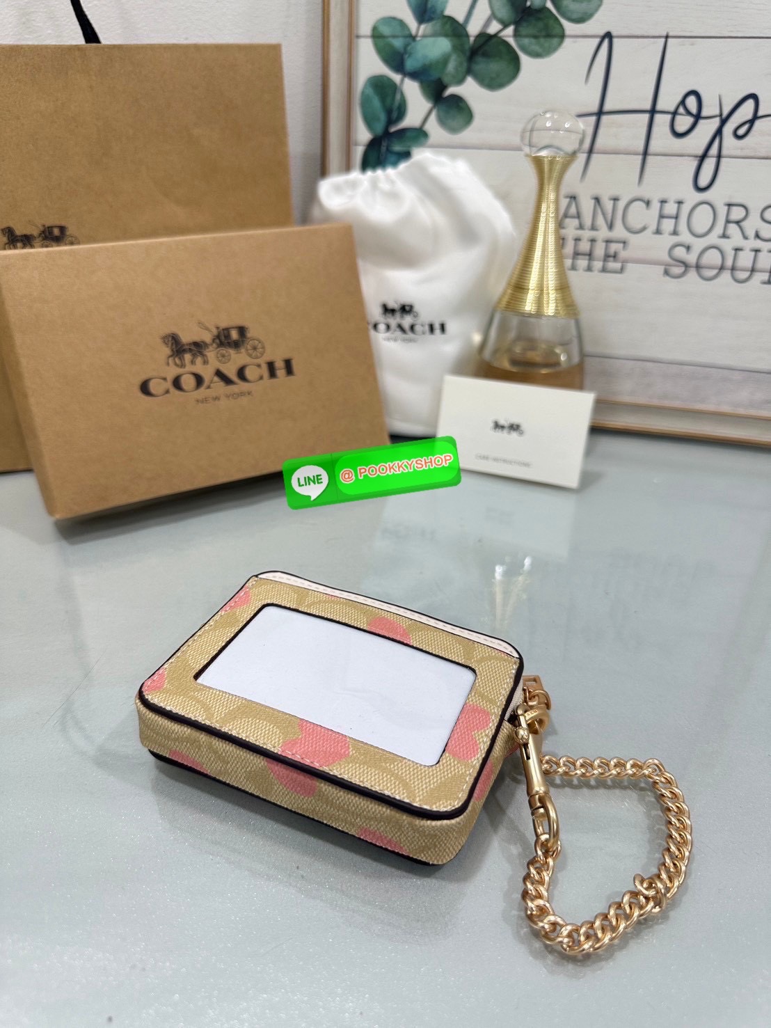 💗Coach C0058 Zip Card Case In Signature Canvas💗 กระเป๋าใบนี้นอกจากช่องใส่บัตรแล้ว ด้านหลังยังมีช่องสำหรับใส่ธนบัตรหรือเหรียญสามารถเปิดปิดได้ด้วยซิป เพิ่มลูกเล่นเป็นสายโซ่คล้องมือ หรือคล้องกับกระเป๋าก็ได้เช่นกัน ขนาดกะทัดรัด พกพาสะดวก การดู