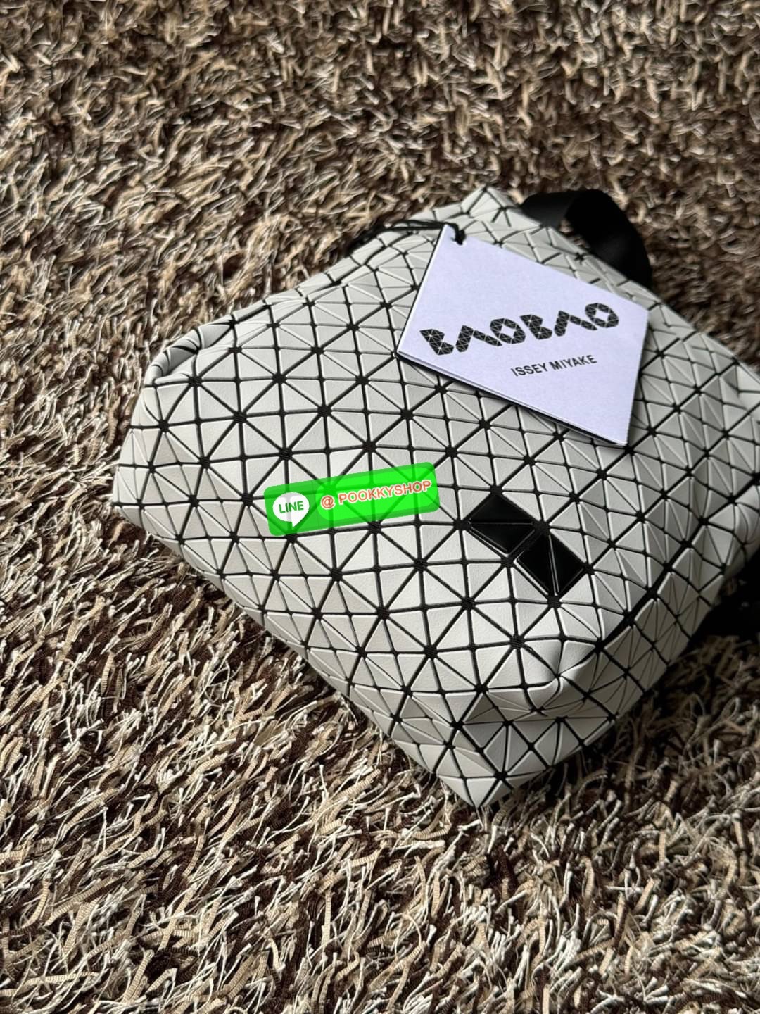 Bao bao issey miyake VOYAGER Shoulder Bag กระเป๋าสะพายข้างใบนี้มีสายสะพายปรับระดับได้ มีซิปเปิดปิดด้านบน และช่องแบบเปิดด้านใน ช่องกระเป๋าด้านนอกปิดด้วยปุ่มแม่เหล็ก มีขนาดที่สะดวกสำหรับเก็บสิ่งของจำเป็นทั้งหมดของคุณ VOYAGER คือเพื่อนร่วมเดินทางที่สมบูรณ์แบ