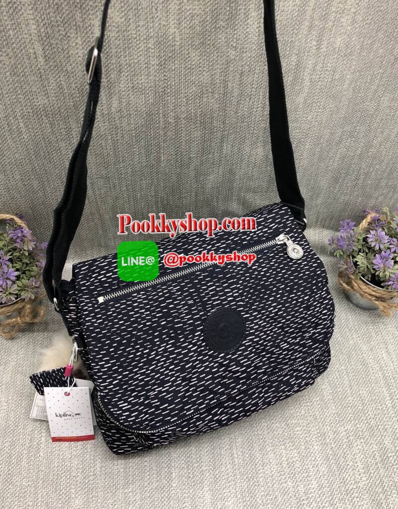 New In!!! Kipling Women's Crossbody Bag//k11273// >>Kipling factory OEM<< >>พร้อมส่งอีกครั้งที่ไทย รุ่นหายากค่ะ!!! กระเป๋าสะพายแบบ ครอสบอดี้ร์ วัสดุไนล่อนอย่างดี กันน้ำระดับนึงสวมนวมอย่างดี จับแล้วรู้สึกนุ่มมือค่ะ >>รุ่นนี้จุข
