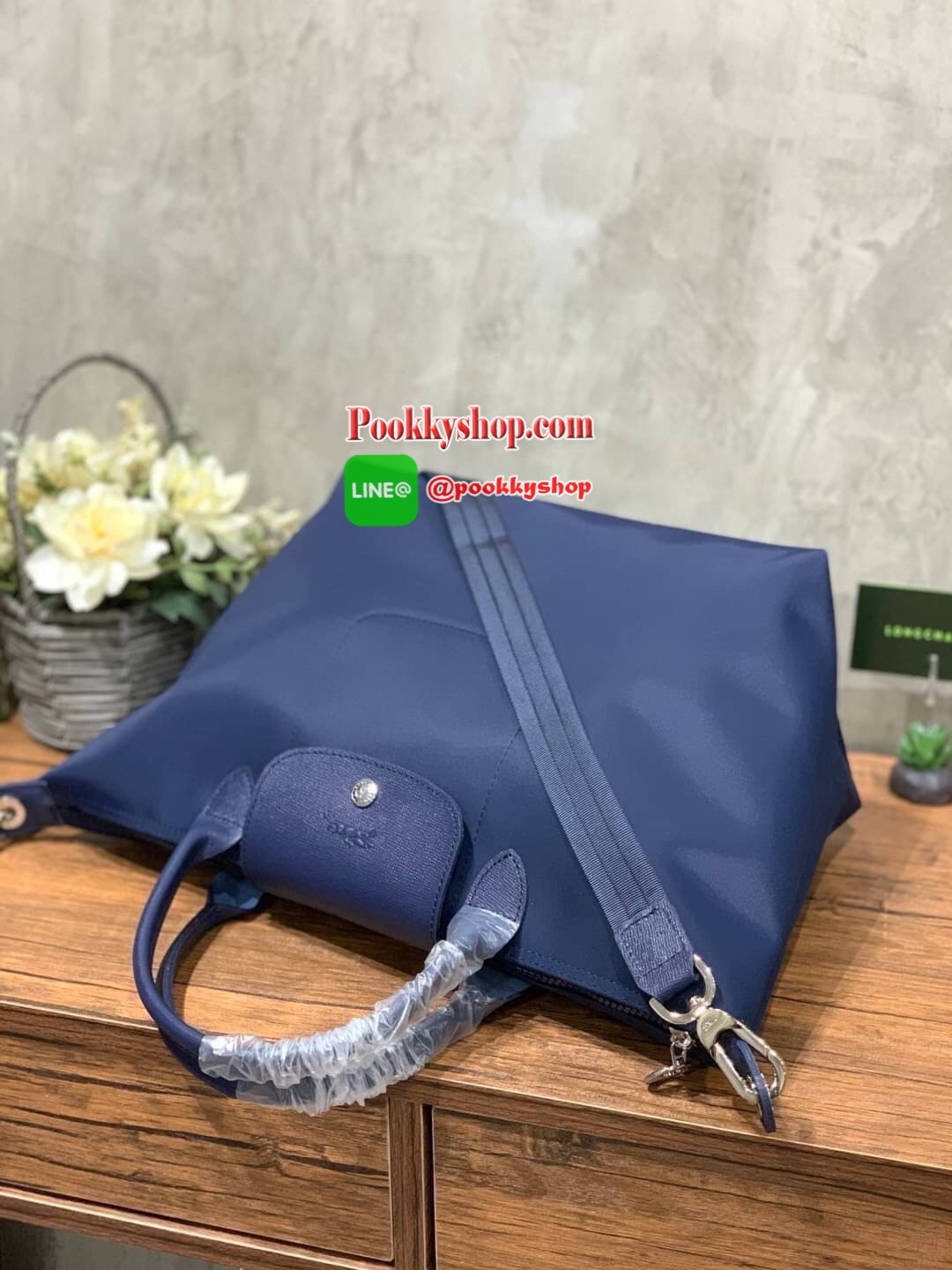Longchamp Le Pliage Neo Size M มาพบกับกระเป๋ารุ่นยอดนิยม ที่สาวๆ ต้องมีไว้เก็บไว้สักใบ กระเป๋าโท้ทใบนี้ มาพร้อมกับสีที่มีสไตล์เรียบง่าย มีสายสะพายยาวช่วยให้คุณสามารถสะพายไหล่ได้อย่างสบาย ในขณะที่ที่ปิดแบบซิปช่วยให้คุณมั่นใจได้ว่าของด้านในมีความปลอดภัย Le
